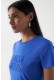 CAMISETA CON BRANDING DE ABALORIOS