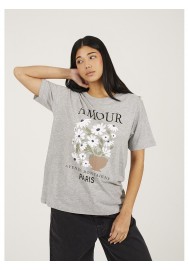 Camiseta de mujer con manga corta y cuello caja. Con estampado frontal floral